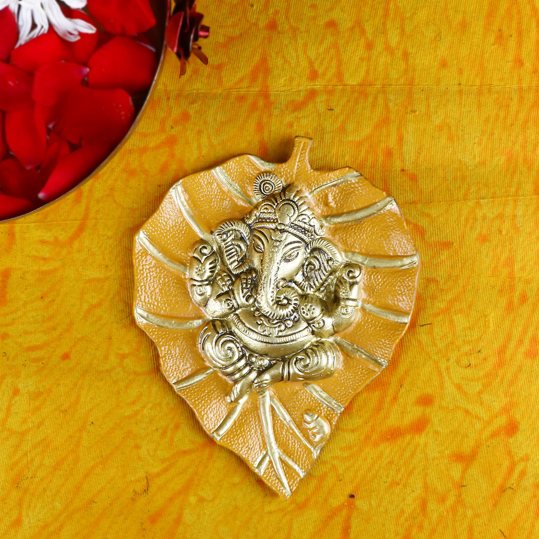 1 pc Lord Ganesh on Leaf Patta Wall Hanging White